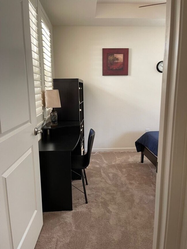 Building Photo - Gorgeous like new Premier condo in S. Kihe...