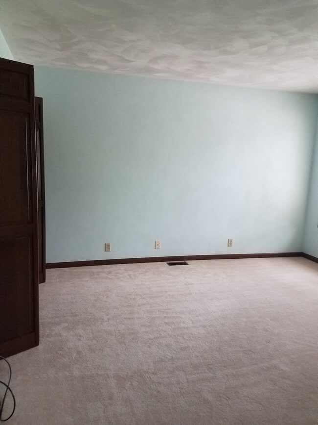 Building Photo - Beautiful 2-bedroom, 1-1/2 bath 2 Level Du...