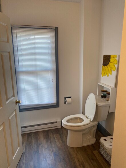 Building Photo - 162-201 E Front St