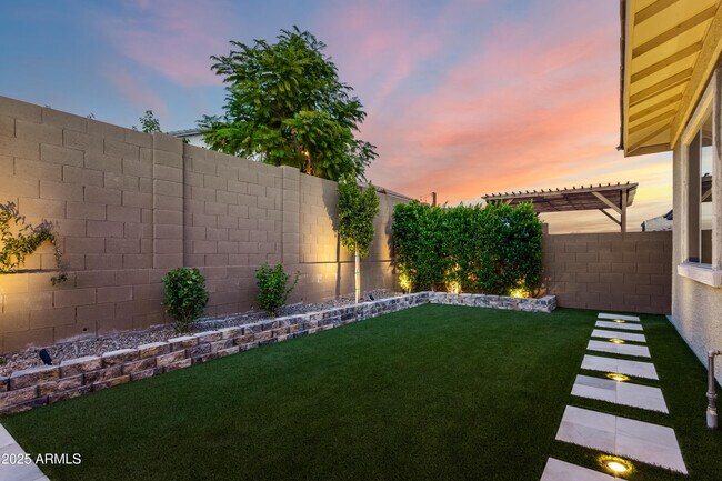 Building Photo - 2034 W Sleepy Ranch Rd