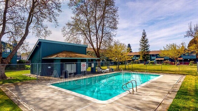 Building Photo - 221 College View Dr