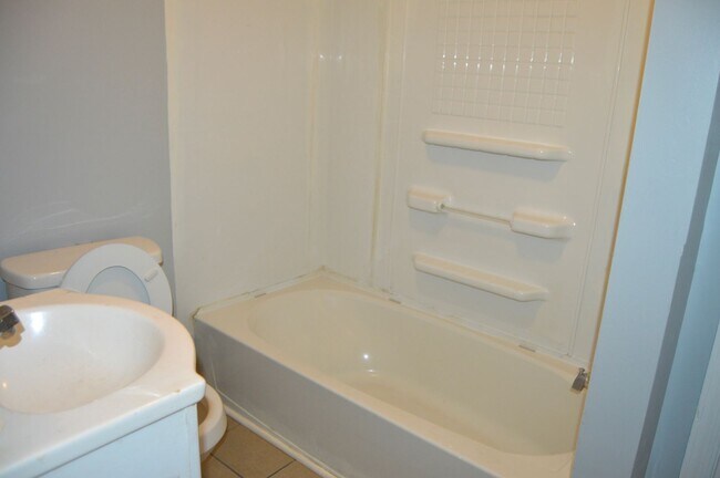 Building Photo - 3 Bedroom 1 Bathroom