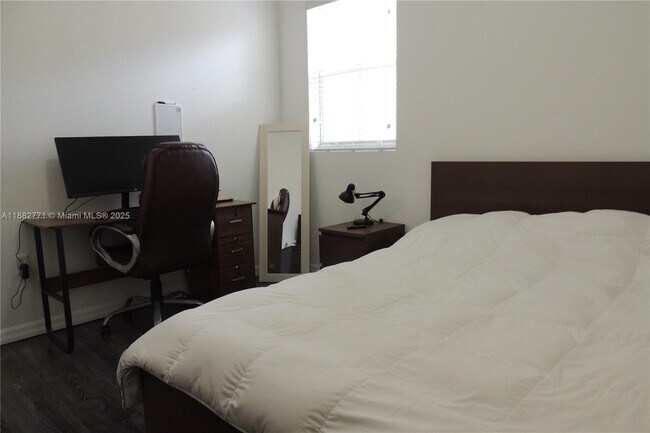 Building Photo - 8899 NW 107 Ct