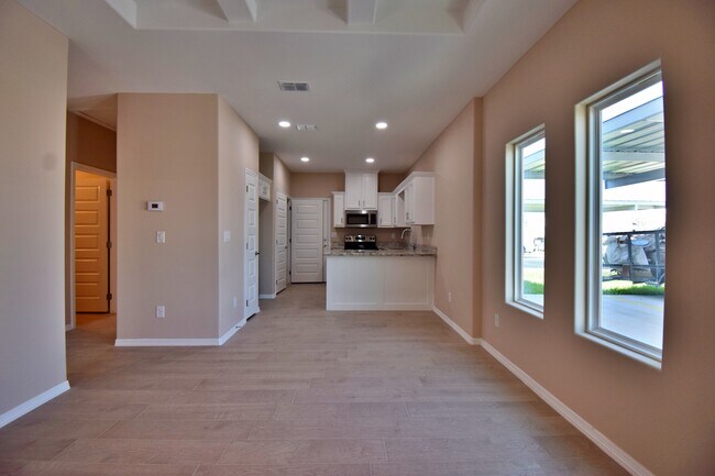 Building Photo - 2922 W Kenwood St