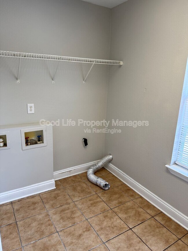 Building Photo - 8440 Chisholm Rd