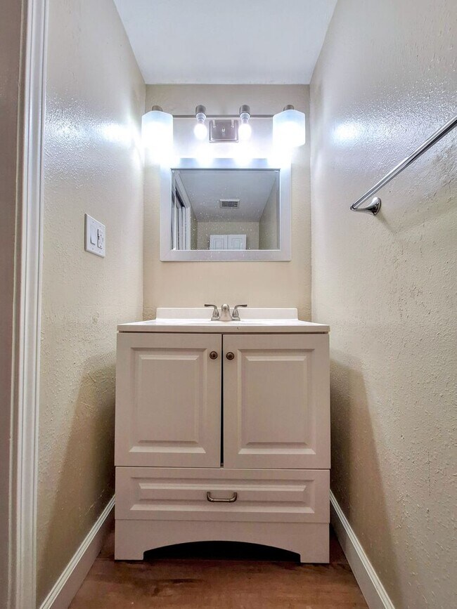 Building Photo - Beautiful & Spacious 3bd Townhouse w/Detached Garage