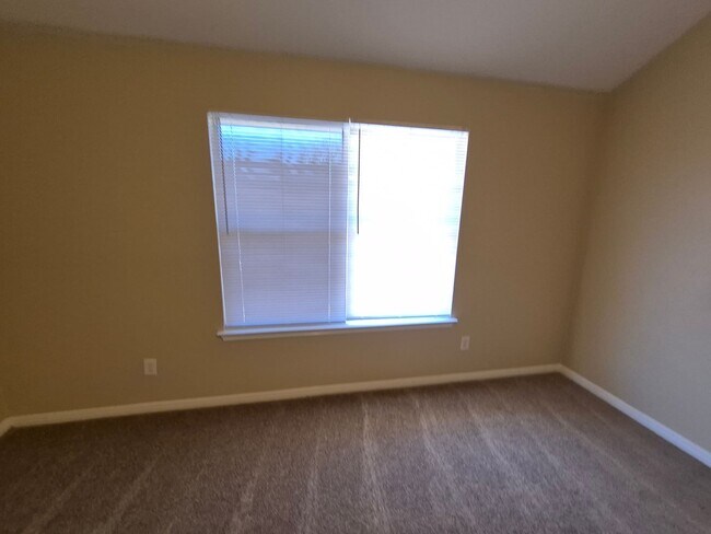 Building Photo - 5907 Deer Lake Dr