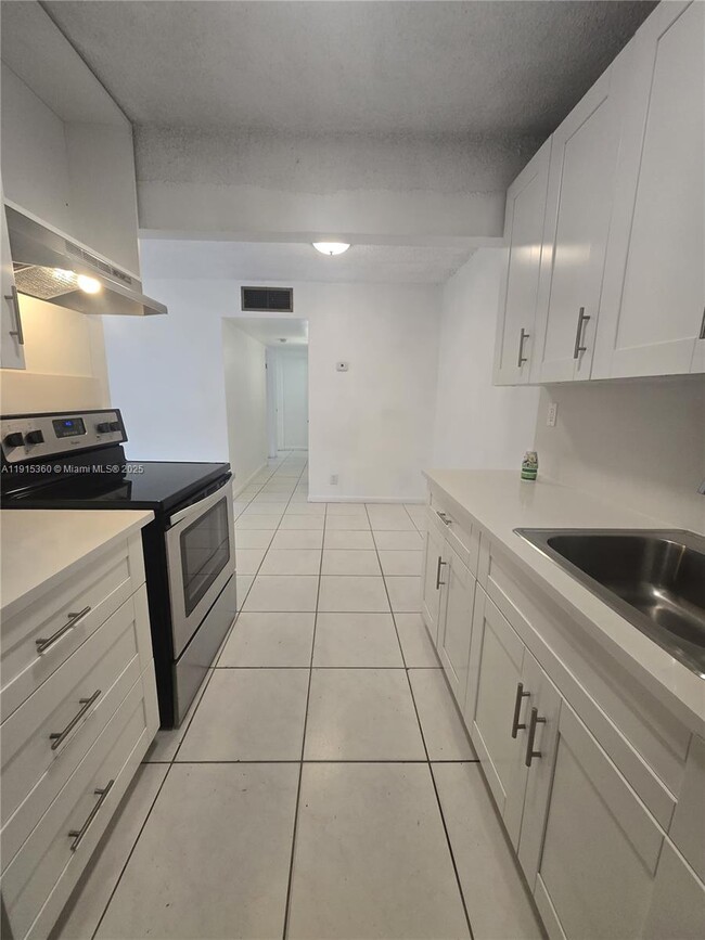 Building Photo - 1400 N 17th Ave