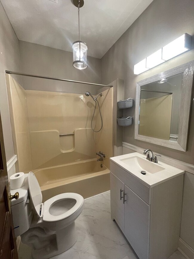 Building Photo - Charming 3 Bed / 1 Bath Bungalow – Prime Location Near Downtown Hickory