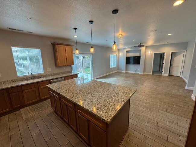 Building Photo - Oakley 4 bed, 3 bath plus flex room, Cul-d...