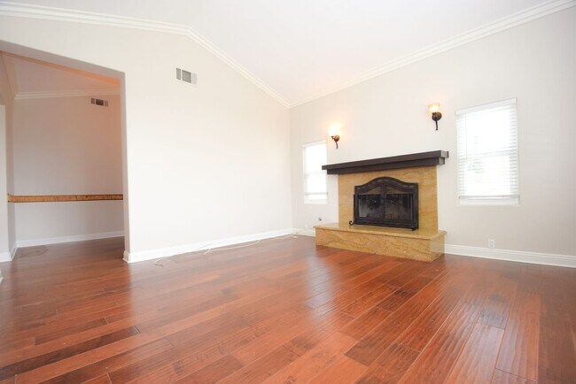 Building Photo - Elegant Camarillo Retreat in the Regency D...