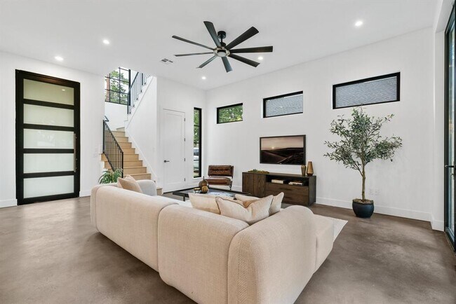 Building Photo - 603 E 47th St