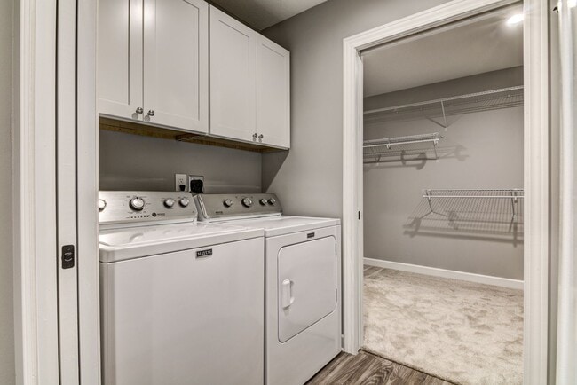 Building Photo - Like New 3 Bedroom Town Home