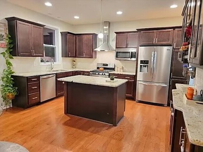 Building Photo - Executive Living at Its Finest — Okemos, MI