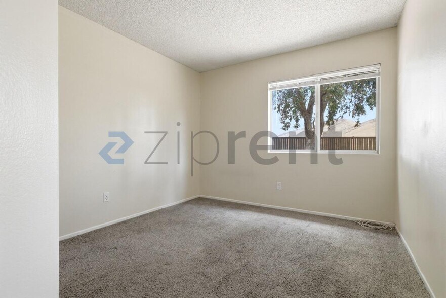 Building Photo - Unit