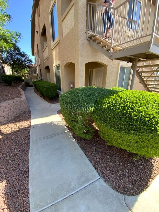 Building Photo - N.W. GATED COZY CONDO W/ COMMUNITY POOL AND SPA