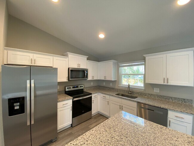 Building Photo - Custom Home - Desirable SE Ocala Neighborhood 3/2/2 **Won't Last**