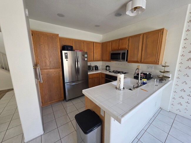 Building Photo - Bright & Spacious Family Home in a Private Gated Community