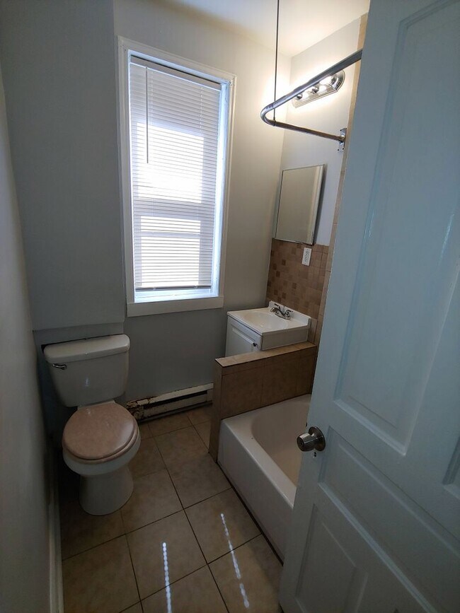 Building Photo - 3 Bedroom Home off of 60th & Cobbs Creek P...