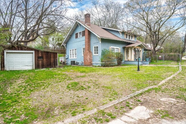 Building Photo - 113 Dell St