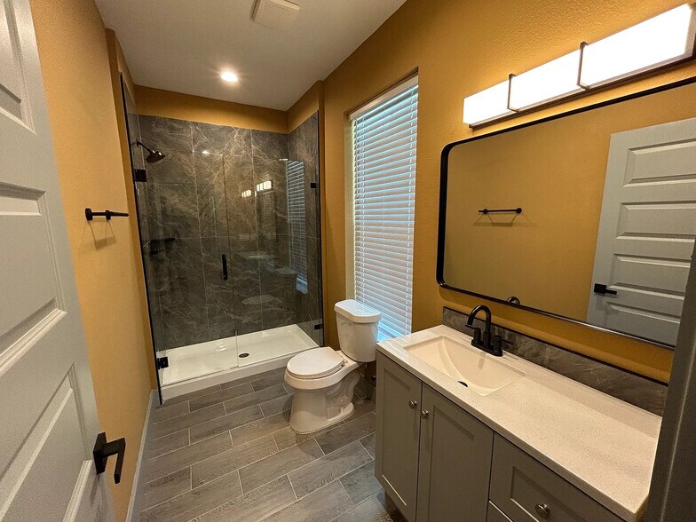 Building Photo - Room in Duplex on N Shore Dr