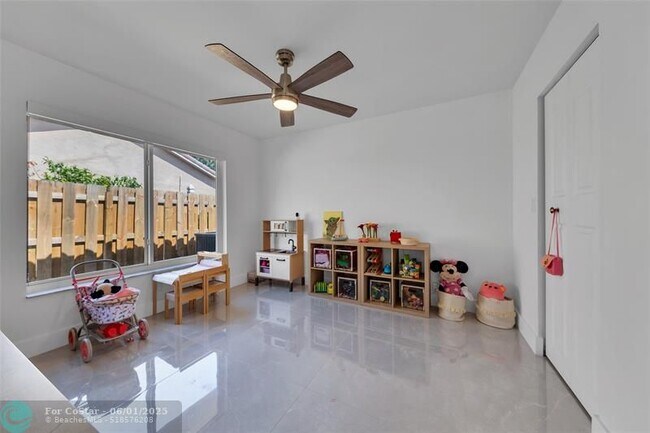 Building Photo - 9585 Carousel Cir S