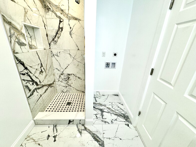 Building Photo - 190 Hillside St