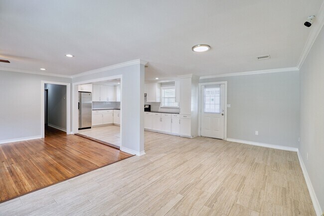 Building Photo - 7557 Meadowview Dr