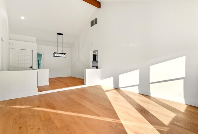 Building Photo - 11 Paddock Ct