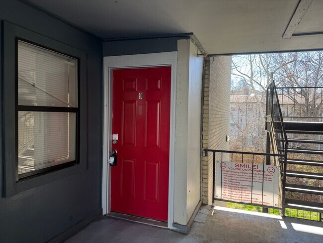 Building Photo - Completely Renovated 2 Bedroom / 2 Bathroom Apartment!