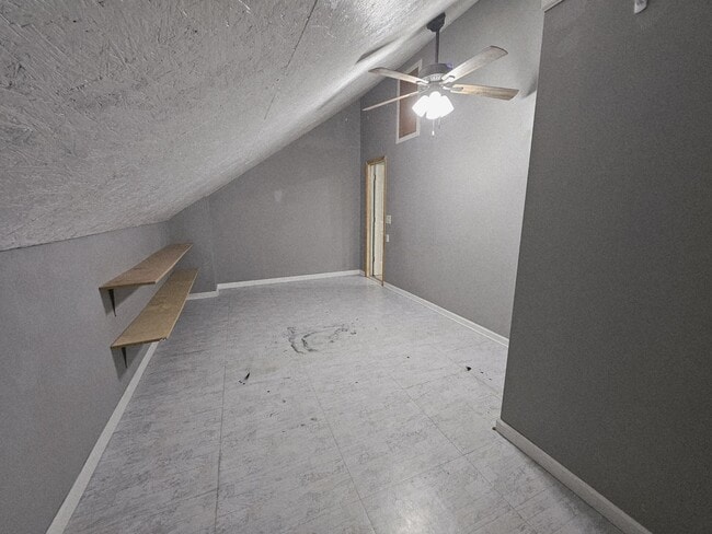 Building Photo - 208 E Bend Ct