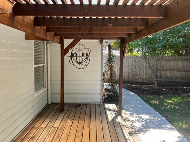 Building Photo - SINGLE LEVEL HOME W/ MANICURED YARD WITH  ...