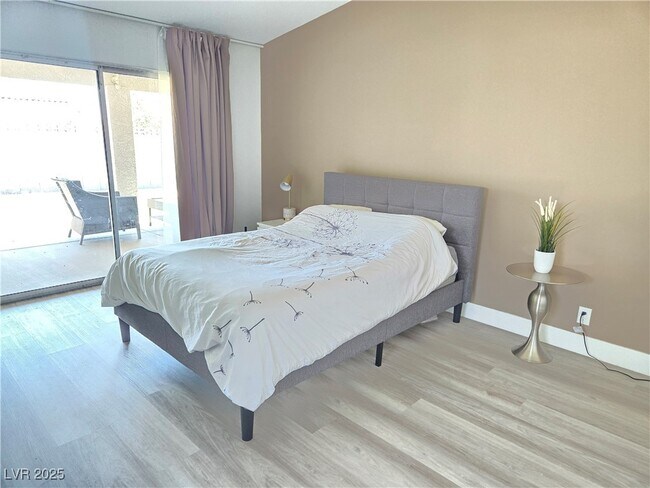 Building Photo - 1405 Termas