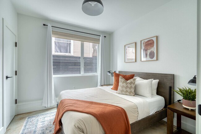 Building Photo - 4980 N Vancouver Ave