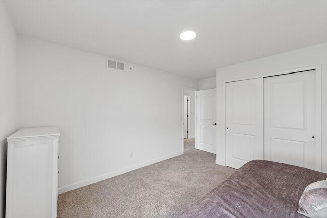 Building Photo - 985 Annagaire Curv