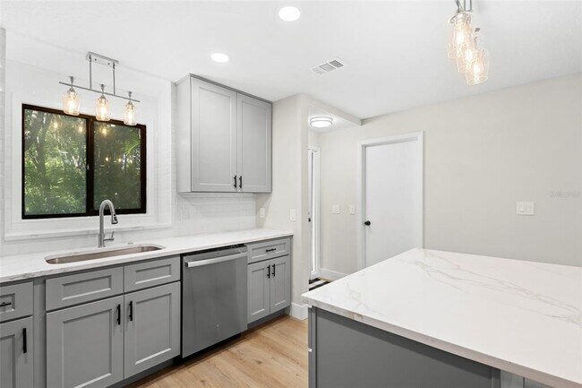 Building Photo - 805 N Clake Ave