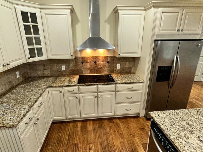 Building Photo - BEAUTIFUL, SPACIOUS 5 BR, 4.5 BATH HOME! G...