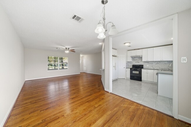 Building Photo - 8401 Highcrest Dr