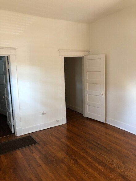 Building Photo - 506 Midland St