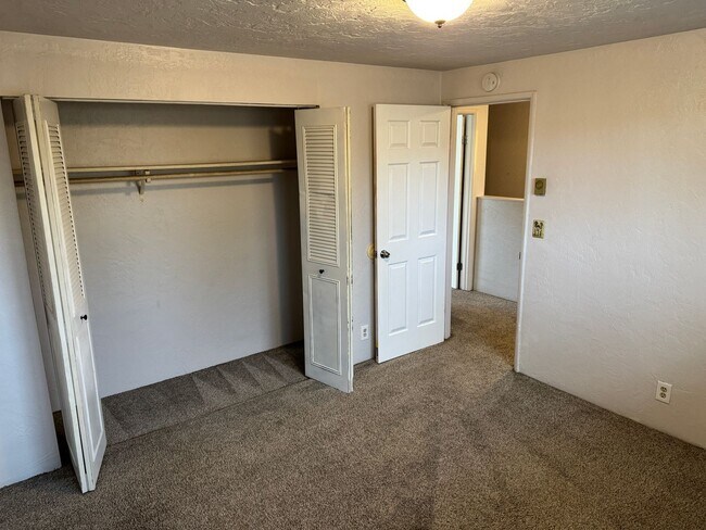 Building Photo - Updated 2 bedroom 1.5 bathroom duplex in Springfield!