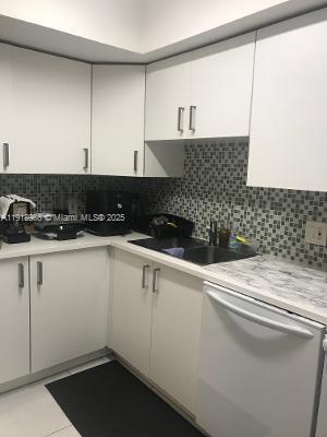 Building Photo - 16801 NE 14th Ave