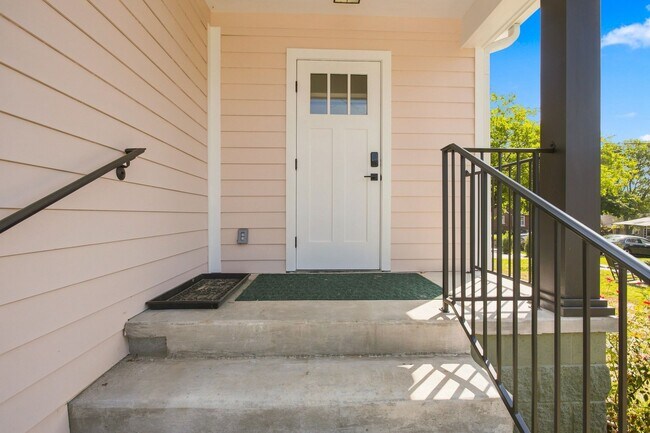 Building Photo - 413 4th Ave ADU