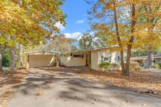 Building Photo - Welcome to this charming 3-bedroom, 2-bath...