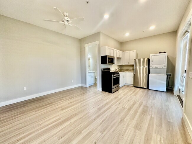 Building Photo - Second Floor, Studio Apartment in Old Town Bluffton!