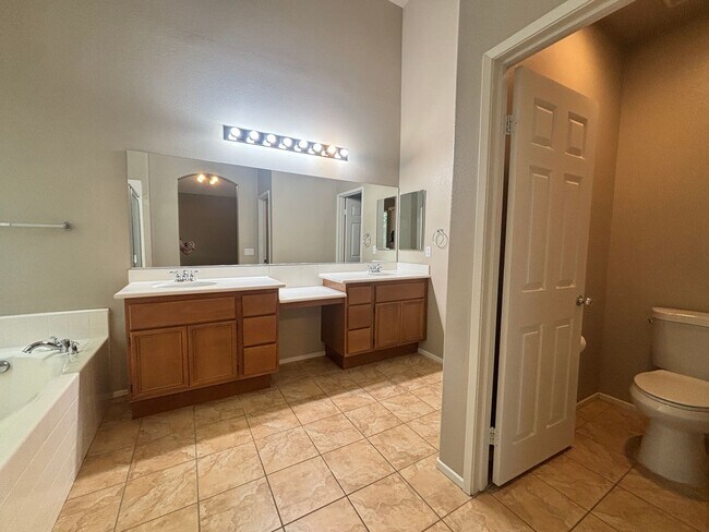 Building Photo - Upgraded West Lancaster Home