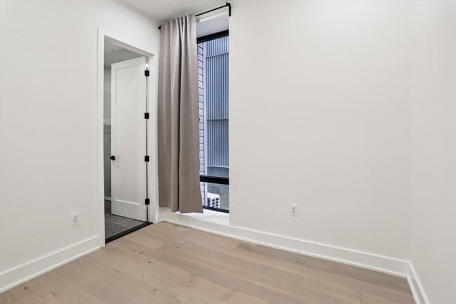 Building Photo - 517 Montana Ave NE