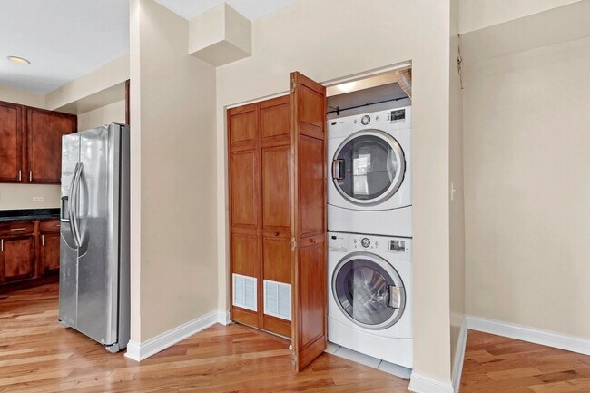 Building Photo - Spacious 2BR/2BA Rogers Park Condo with In-Unit Laundry & Central Air