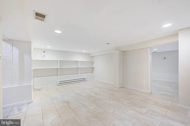 Building Photo - 2957 Strathmeade St