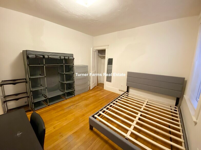 Building Photo - 465 Park Dr