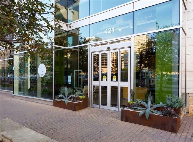 Building Photo - 420 W 3rd St